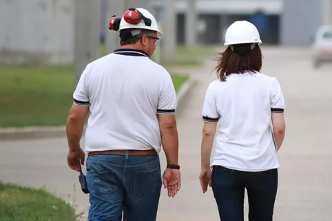 Two employees walk towards a building to start their job at Viterra.